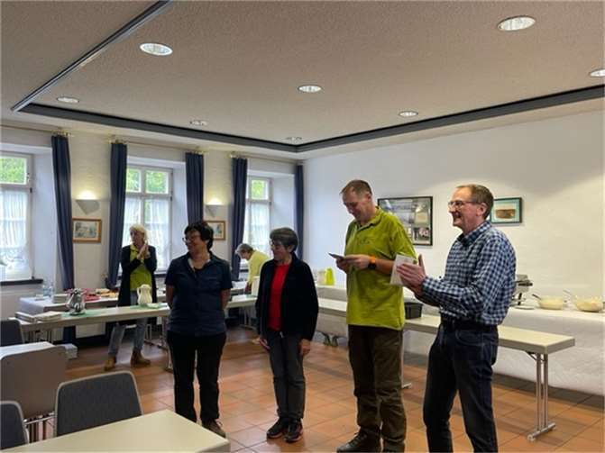 Vorsitzender Frank Klimach (3. v.l.) ehrt die stärksten Gruppen“ fotografiert von Anke Pütz. Foto: Eifelverein Kaisersesch