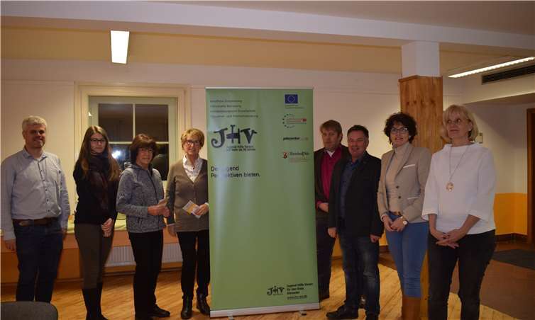 Vorsitzender Friedhelm Münch (3. v. r.) informierte die Damen über die vielfältigen Aufgaben und Aktivitäten des Jugend-Hilfe-Vereins.  privat