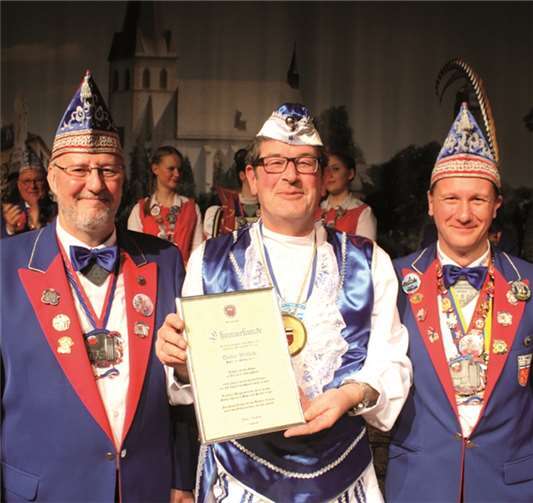 Vorsitzender Georg Gerdom und Präsident Markus Winkelbach gratulierten dem neuen Heimatordensträger. DL