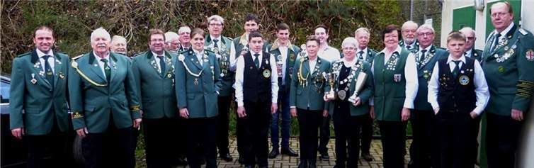 Vorsitzender Gerhard Lerch (2. v. l.) präsentierte die Sieger des Königs- und Pokalschießens mit der Kreis-Schützenkönigin Roswitha Eberhard (8. v. r.). privat