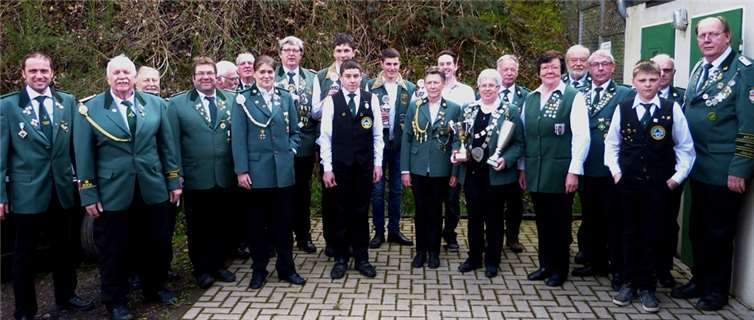 Vorsitzender Gerhard Lerch (2. v.li.) präsentiert die Sieger des Königs- und Pokalschießens mit der Kreis-Schützenkönigin 2016 Roswitha Eberhard (8. v.re.).Ulli Burkholz