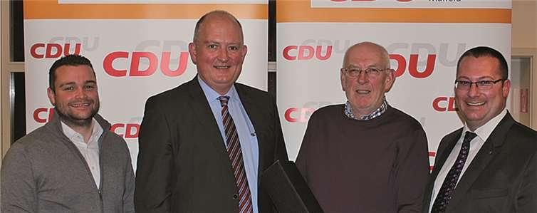 Vorsitzender Gino Gilles (1.v.r.) bedankte sich für die jahrelange Vorstandstätigkeit von Clemens Neises (2.v.r.). Torsten Welling (1.v.l.) und Gerd Raspiller (2.v.l) schlossen sich der Laudatio an. privat