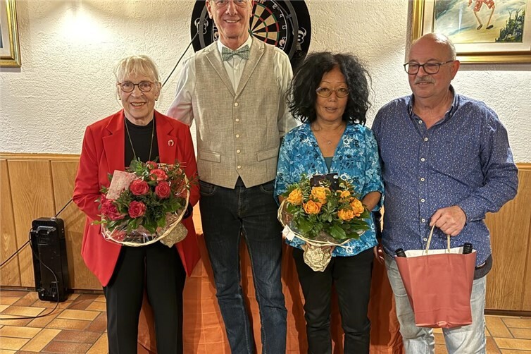 Vorsitzender Günter Groß bedankt sich bei den ausgeschiedenen Vorstandsmitgliedern Rita Nolte, Mathilde und Manfred Pallischeck mit Blumen und einem Weinpräsent.