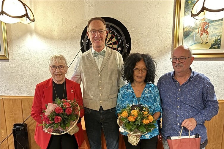 Vorsitzender Günter Groß bedankt sich bei den ausgeschiedenen Vorstandsmitgliedern Rita Nolte, Mathilde und Manfred Pallischeck mit Blumen und einem Weinpräsent.
