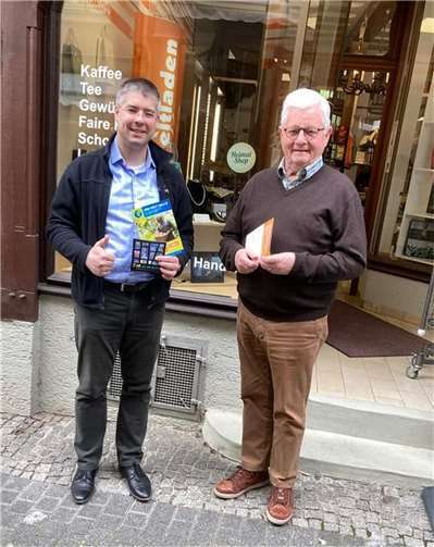 Vorsitzender Hans-Joachim Schmitz (rechts) begrüßt mit Dennis Swirsky das 90. Mitglied des Vereins Eine-Welt Linz e.V. Swirsky bedankte sich für die herzliche Aufnahme in den Verein und den guten Gedankenaustausch bei einem frisch gekochten Kaffee aus Fairem Handel.  Foto: Eine-Welt Linz e.V.