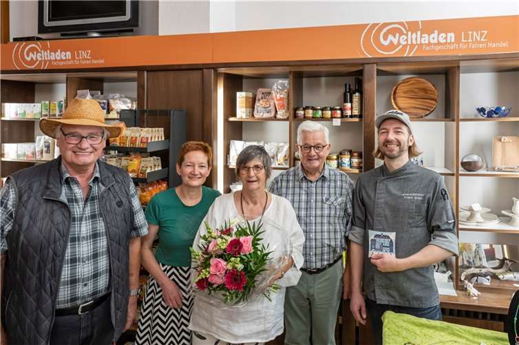 Vorsitzender Hans-Joachim Schmitz und stellvertretende Vorsitzende Annette Förster begrüßten mit einem Blumenstrauß Maria Rott als 100. Vereinsmitglied. Mit einer Linz-Schokolade wurde Maria Rott und den weiteren neuen Mitgliedern der Vereinsbeitritt versüßt. Von links: Bruno Hoppen, Annette Förster, Maria Rott, Hans-Joachim Schmitz, Thomas Seidel. Foto: Eine-Welt Linz e.V.