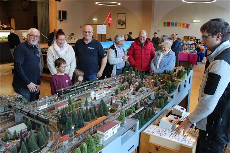 Vorsitzender Hans Jürgen Schick (Mitte) und die Modelleisenbahnfreunde Bad Neuenahr-Ahrweiler präsentieren gemeinsam mit befreundeten Clubs im Bürgerhaus Dernau ihre Modellbahnanlagen.  Foto: privat