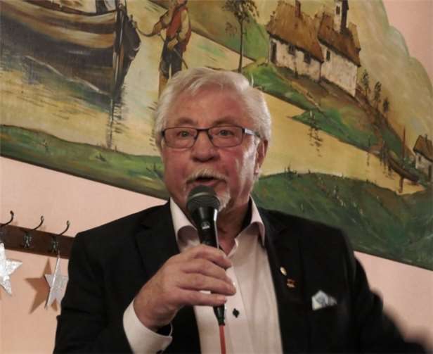 Vorsitzender Hans-Lorenz Becher bei der Begrüßung.