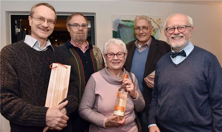 Vorsitzender Hans Metternich (r.) und zweiter Vorsitzender Heinz Wilms (2.v.l.) ehrten (v.l.) Uwe Rees, Lieselotte Metternich-Nietgen und Konrad Hacker für 25-jährige Treue zum Rathausverein Oberwinter .Foto: AB