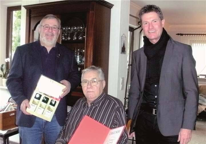 Vorsitzender Harald Hoffmann und Detlev Pilger, MdB, überreichen Kastor Lellmann die Urkunde für 50-jährige SPD-Mitgliedschaft.privat