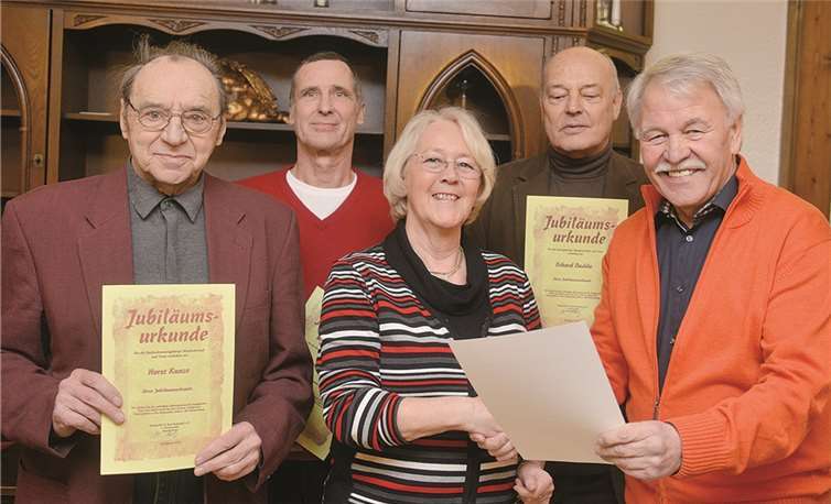 Vorsitzender Harald Kretz (r.) ehrte die langjährigen Mitglieder (v. l.) Horst Kunze, Gerhard Schreyer, Ute Knorr und Erhard Dudda. RÜ