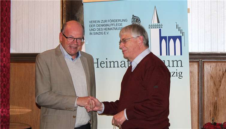 Vorsitzender Hardy Rehmann (v. l.) dankt Rolf Meyer, der bei der Digitalisierung des Museumsbestandes engagiert ist. So wie er sind viele Mitglieder im Verein aktiv.