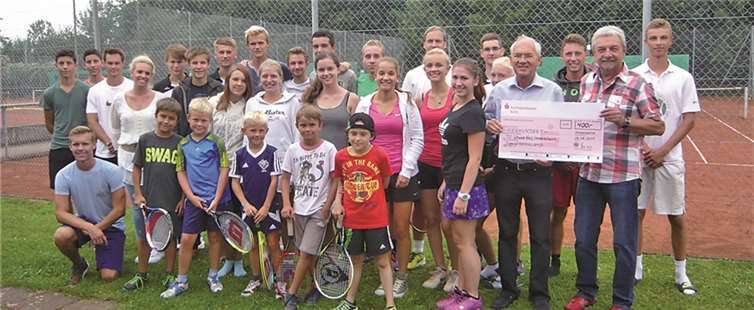 Vorsitzender Heinz Dieter Stein vom Förderverein, v.r., überreicht dem Schatzmeister des Tennisclubs Robert Datzer einen Scheck über 400 Euro.privat