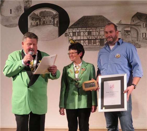 Vorsitzender Hendrik Teriete (re.) und Karl-Josef Wachendorf überreichen Doris Wachendorf die Ehrenplakette des OFA.privat