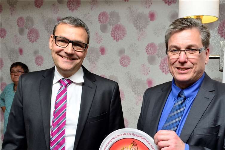Vorsitzender Henning Deuster (l.) und sein Stellvertreter Thomas Wagner präsentierten das neue Logo von Aktiv Sayn.