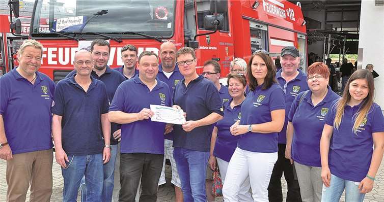 Vorsitzender Heribert Krahforst (5.v.l) überreicht im Beisein von Prinz Wolfgang III. (links) und Stadtwehrleiter Marcus Mandt (3.v.l.) einen Gutschein an Zugführer Richard Lindner (Mitte) und seine Mannschaft.privat