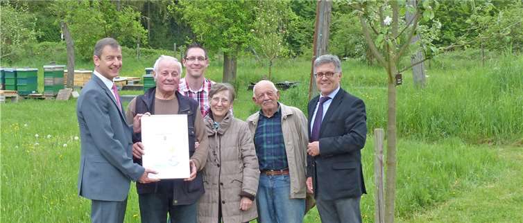 Vorsitzender Horst Engelstädter (mit Urkunde) und Mitglieder des Imkervereines Goldene Meile e.V. freuen sich über den RWE Klimaschutzpreis, den Stadtbürgermeister Wolfgang Kröger (rechts) und RWE-Kommunalbetreuer Michael Dötsch, Leiter der Region Rauschermühle (links), überreichten.privat