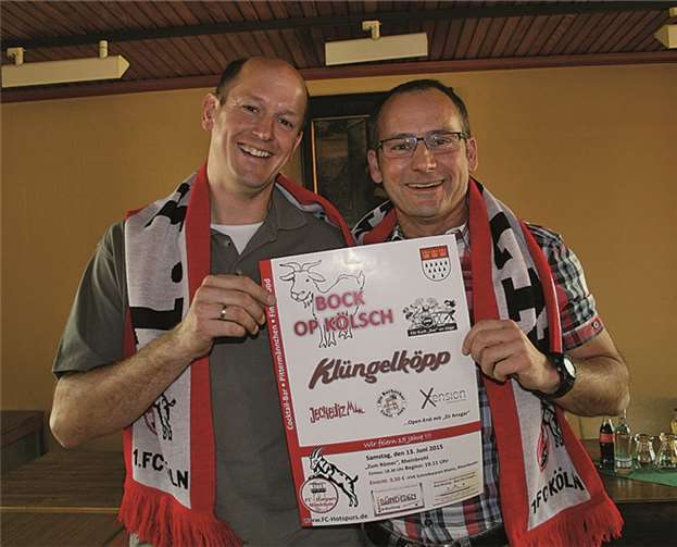 Vorsitzender Jan Ermtraud und Ortsbürgermeister Oliver Labonde präsentieren das Veranstaltungsplakat.