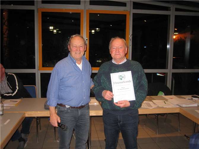 Ehrennadeln in Vielfalt: Auszeichnungen quer durch die Verbände Vorsitzender Josef Bartz und Dr. Helge Bergmann.