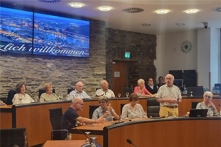 Vorsitzender Josef Nonn begrüßt die Gäste der Casino-Gesellschaft Andernach zur Weinprobe und zum interessanten Vortrag zur Stadtgeschichte