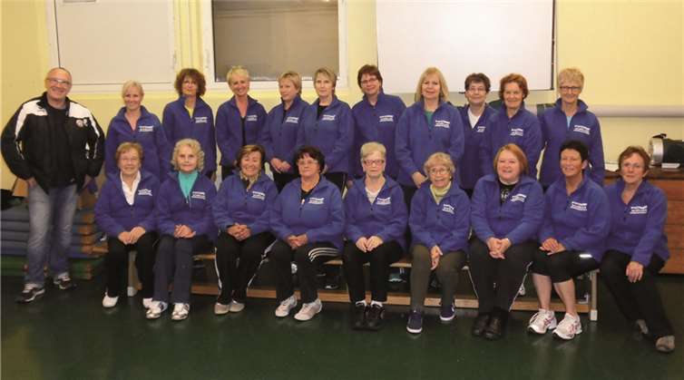 Vorsitzender Karl-Heinz Küpper überreichte sportliche Fleecejacken an die Damengymnastikabteilung des SV Westum. privat