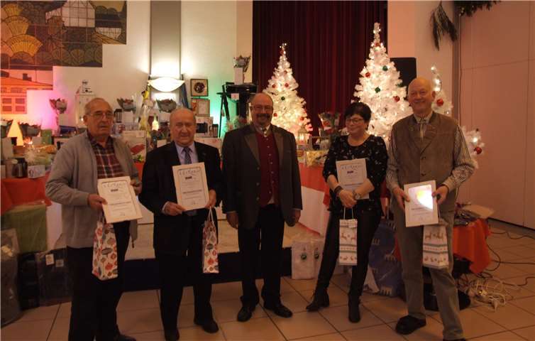 Vorsitzender Karl Josef Rings (Mitte) zeichnete für ihre langjährige Mitgliedschaft (von links) Ulrich Wester, Erich Buslei, Marga Eul und Hans-Werner Küster aus.privat