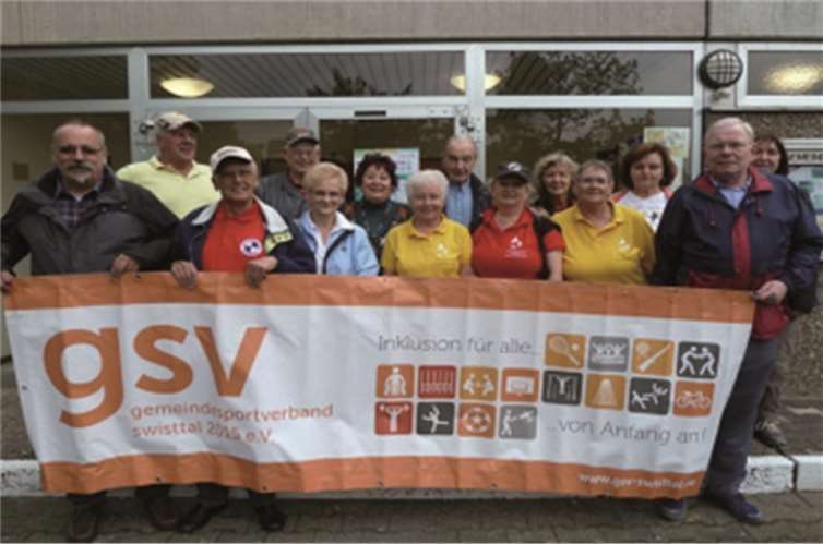 Vorsitzender Klaus Jansen (l.) und Angelika Hansen (3.v.r.) mit Teilnehmern des Aktionstages „Sport und Bewegung für Menschen mit Krebs“.GSV