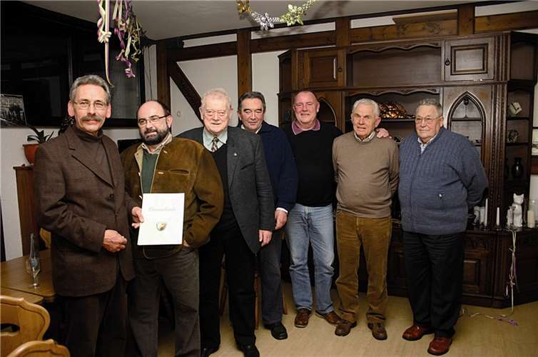 Vorsitzender Klaus Müller (l.) konnte für eine langjährige Mitgliedschaft über 40 Jahre (v.l.) Peter Wacker, Dr. Herbert Pira, Manfred Dahr, Werner Klein Walter Napp und Gerhard Aigner ehren. RÜ