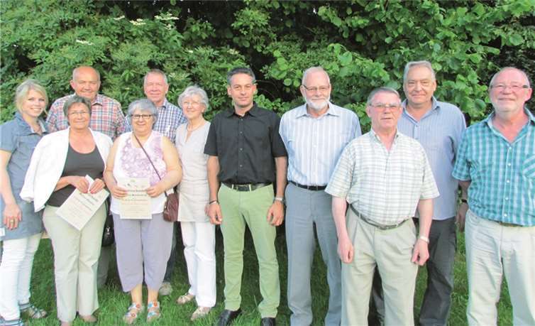 Vorsitzender Klaus Rockenfeller (r.) und sein Stellvertreter Dieter Stein (2.v.r.) mit einigen langjährigen Mitgliedern. .Hans Hartenfels
