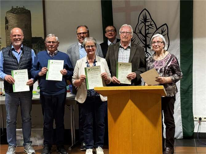 Vorsitzender Klaus Werner Juchem mit den geehrten Jubilaren. Foto: Anke Pütz