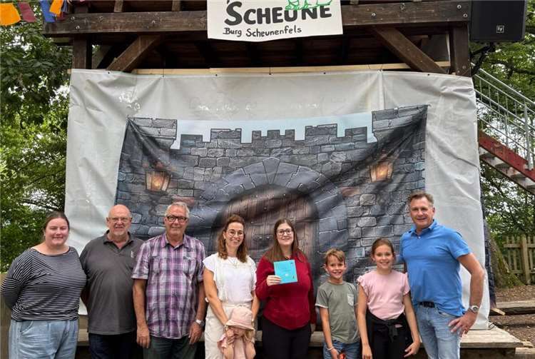 Vorsitzender Klemens Breitenbach sowie die Stadträte Sabine Steffens, Sascha Seitz und CDU-Vorstandsmitglied Heribert Seil beim Gruppenbild des ersten Kurses mit der „Lagerleitung“ und den Betreuern.  Fotos: Günter Groß/CDU