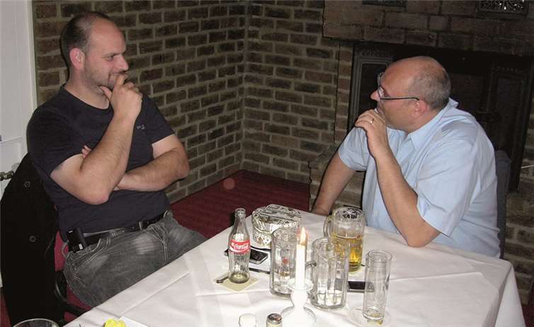 Vorsitzender Kolja Kreder im Gespräch mit dem neu gewählten Jugendwart Sascha Reiche. privat