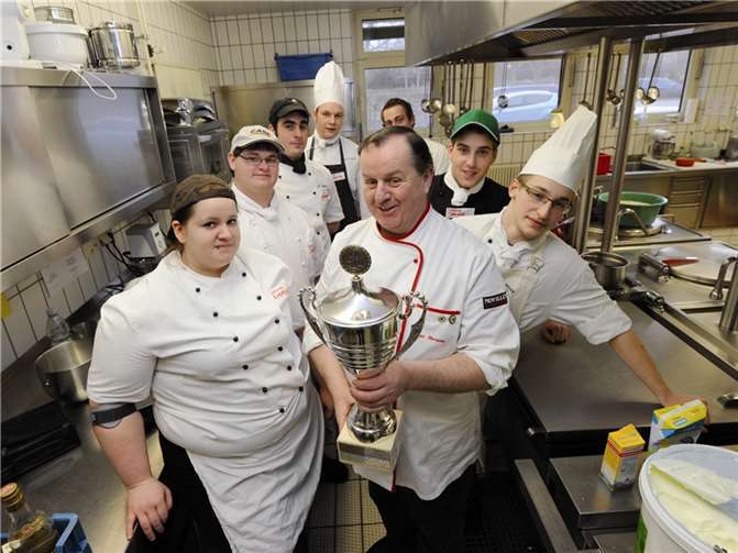 Vorsitzender Kurt Herrmann (Mitte) präsentiert den Köchen den Wanderpokal.FIX