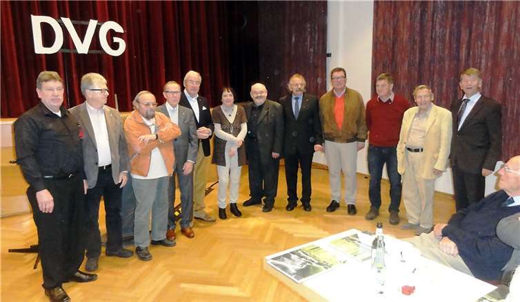 Vorsitzender Landrat a.D. Albert Berg-Winters und Geschäftsführer Wolfgang Kostka übergaben zehn Mitgliedern die DVG-Ehrennadel.privat