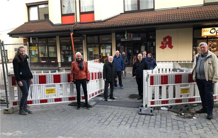 Vorsitzender Leo Biewer und die CDU-Ratsfrau Monika Artz appellieren an die Geschäftsführung der Postbank Koblenz, ihren Schritt, die Karthäuser Bevölkerung nahezu vom „Puls“ der Bank abzuschneiden, zu überdenken.Foto: privat
