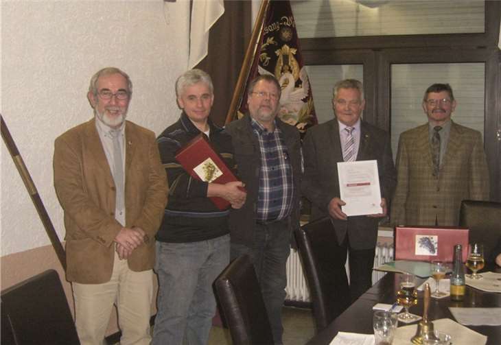 Vorsitzender Leo Pickel, die Sängerjubilare Peter Ihrlich, Michael Pluhm und Werner Zils sowie Helmut Kessler vom Kreisvorstand. privat