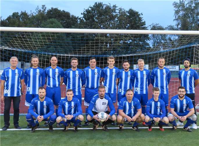 Vorsitzender Lothar Kalter überreichte den Aktiven den neuen Trikotsatz, der die neue Eigenständigkeit des SV Ochtendung auch durch den etwas verspäteten Aufdruck des Jubiläumslogos dokumentiert. Foto: privat