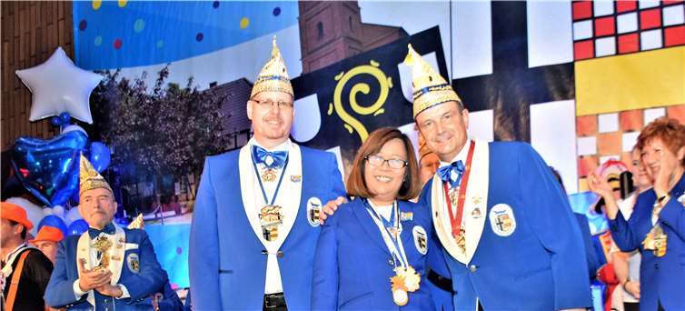 Vorsitzender Lütz verabschiedet das scheidende Prinzenpaar Peter II. und Prinzessin Fadzlun I.