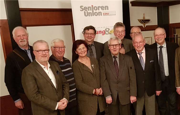 Vorsitzender Manfred Kolling (2. v. re) mit der Mannschaft des neu gewählten Vorstandes. Foto: privat