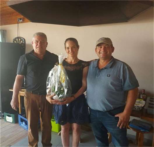 Vorsitzender Manfred Krüger mit Gastgebern Bianca und Gerhard Stollwerk. Foto: privat