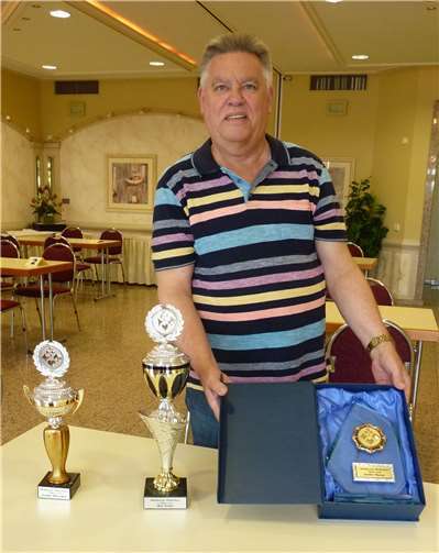 Vorsitzender Manfred Krüger mit Pokalen.