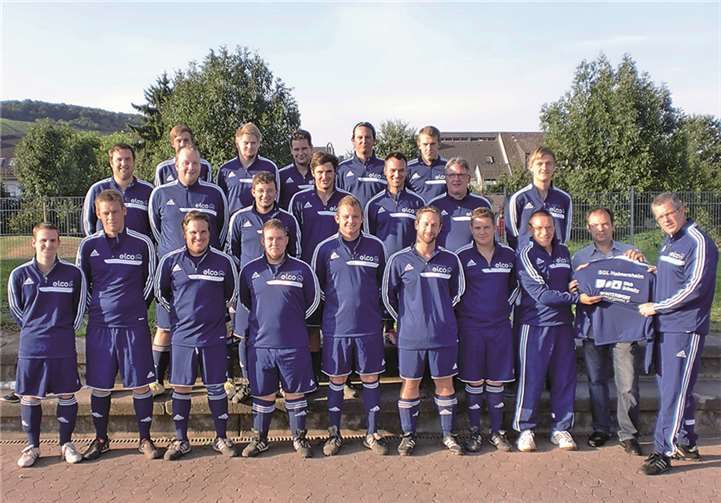 Vorsitzender Manuel Busa nahm die neuen Pullover von Dirk Schmitz entgegen.Privat