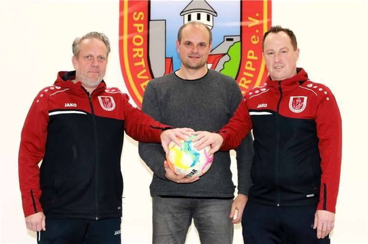 Vorsitzender Marc Göttlicher (Mitte) begrüßt die neuen Jugendleiter, Mario Schmitz (li.) und Oliver Küster. Foto: SV Kripp / Marc Tiltmann