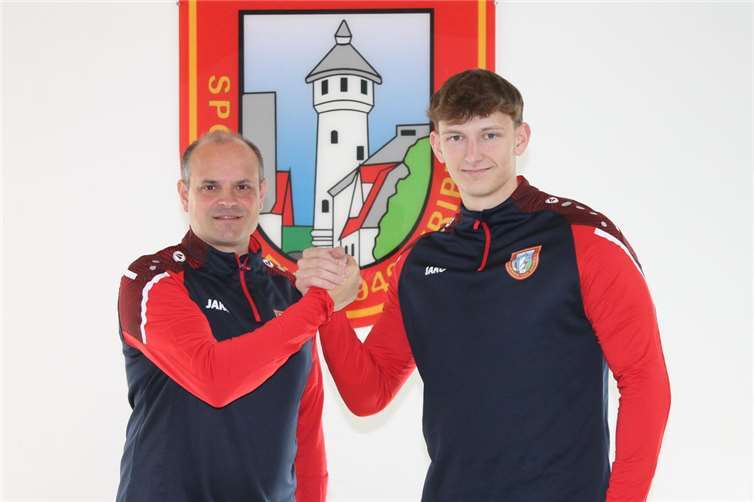 Vorsitzender Marc Göttlicher (links) begrüßt Jannis Koch als neuen FSJler.Foto: Marc Burbach