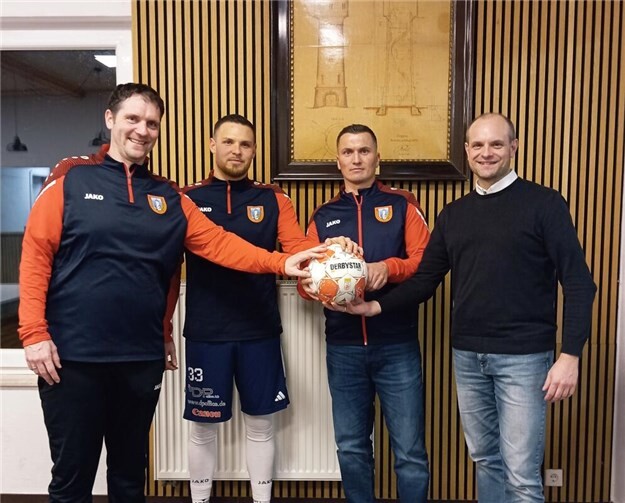 Vorsitzender Marc Göttlicher (r.) und Sportlicher Leiter Andreas Beyer (l.) freuen sich, Kristof Kalisch (2. v. r.) und Florian Engelhardt als Trainer der zweiten Mannschaft zu präsentieren. Foto: privat