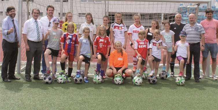 Vorsitzender Marco Retterath konnte als Ehrengäste Landrat Manfred Schnur, Bürgermeister Helmut Probst, Stadtbürgermeister Wolfgang Lambertz und den Vorsitzenden des Fußballkreises Hunsrück Mosel, Karlheinz Doerschel, begrüßen. privat