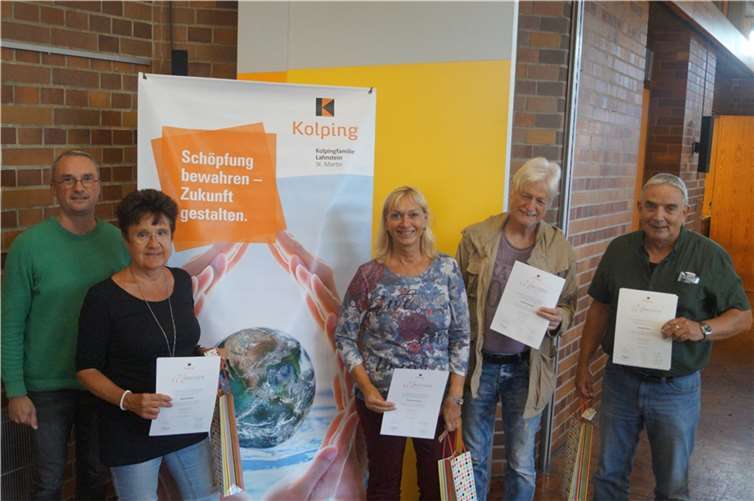 Vorsitzender Markus Schild (ganz links), ehrte Birgit Mehler, Monika Kriechel, Ulrich Schneider und Norbert Purr für 50jährige Treue zur Kolpingfamilie St. Martin.  Foto: Kolping/privat