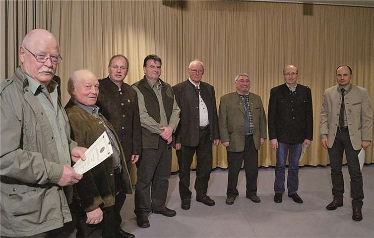 Vorsitzender Markus Thomas (r.) ehrte in der Hauptversammlung der Kreisjägerschaft verdienstvolle Jagdhornbläser und langjährige Mitglieder mit Anstecknadeln und Urkunden. TT