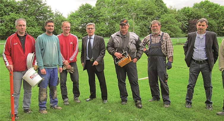 Vorsitzender Martin Nechterschen (2.v.l.) freut sich mit den Helfern und Bürgermeister Wolfgang Kroeger über die gelungene Baumaßnahme.Stadt Sinzig