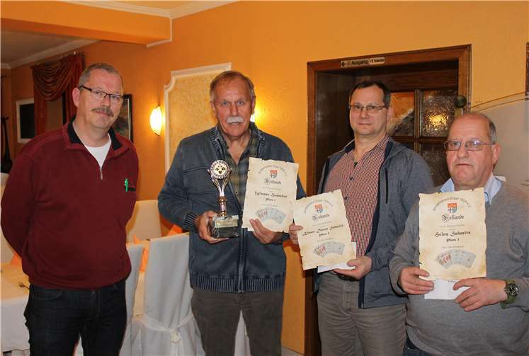 Vorsitzender Martin Schäfer ehrte den frisch gebackenen Erpeler Skatmeister Werner Henneker sowie die Platzierten Klaus-Dieter Schmitz und Heinz Schmitz. privat